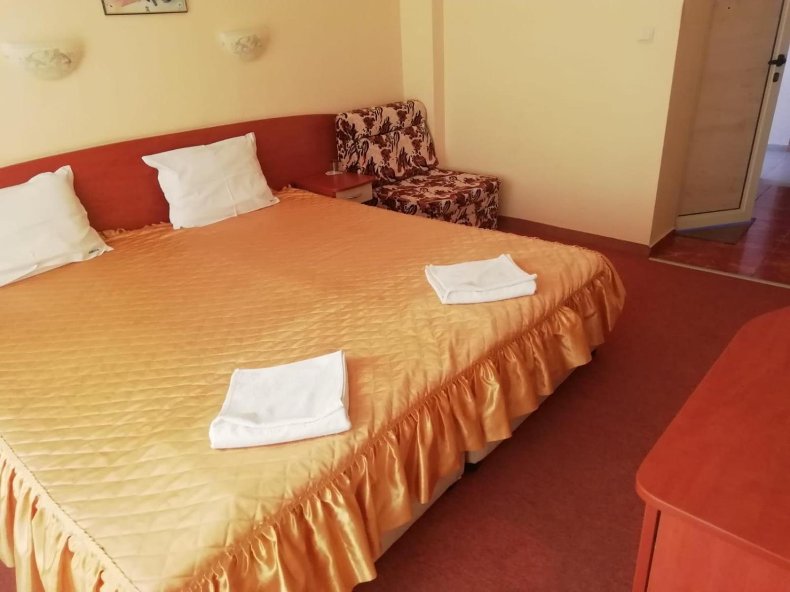 Family Hotel Mimosa Tsarevo Bagian luar foto