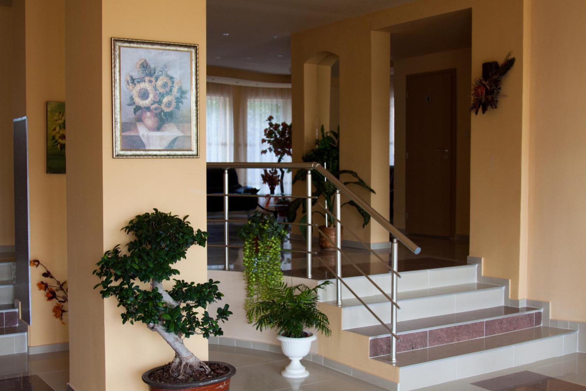 Family Hotel Mimosa Tsarevo Bagian luar foto