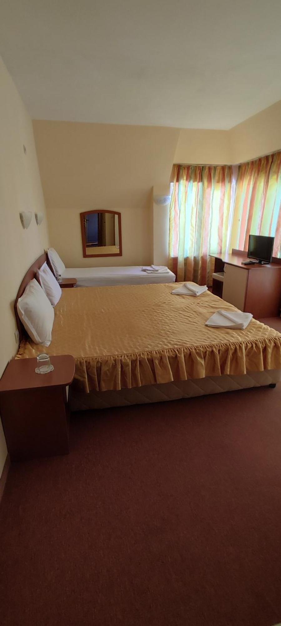 Family Hotel Mimosa Tsarevo Bagian luar foto