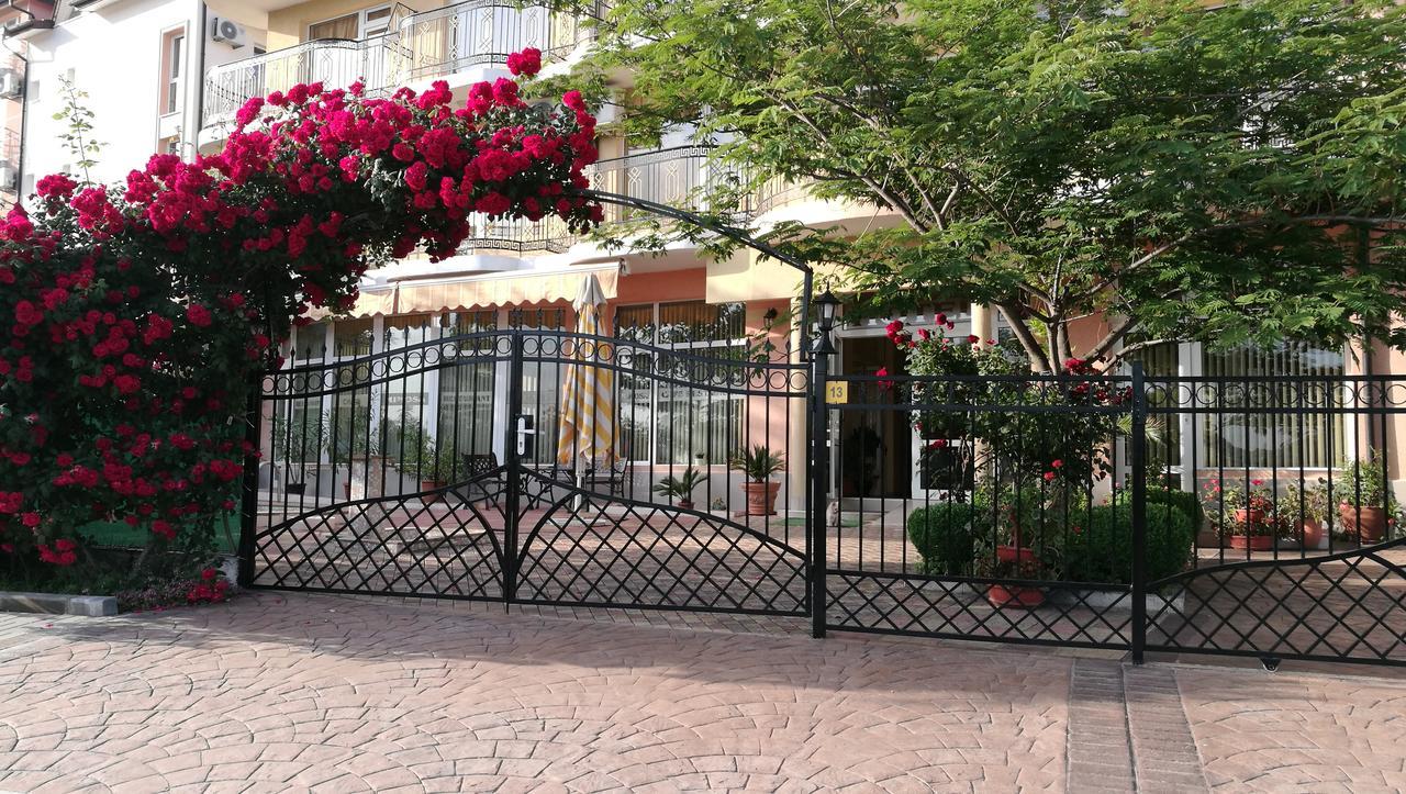Family Hotel Mimosa Tsarevo Bagian luar foto