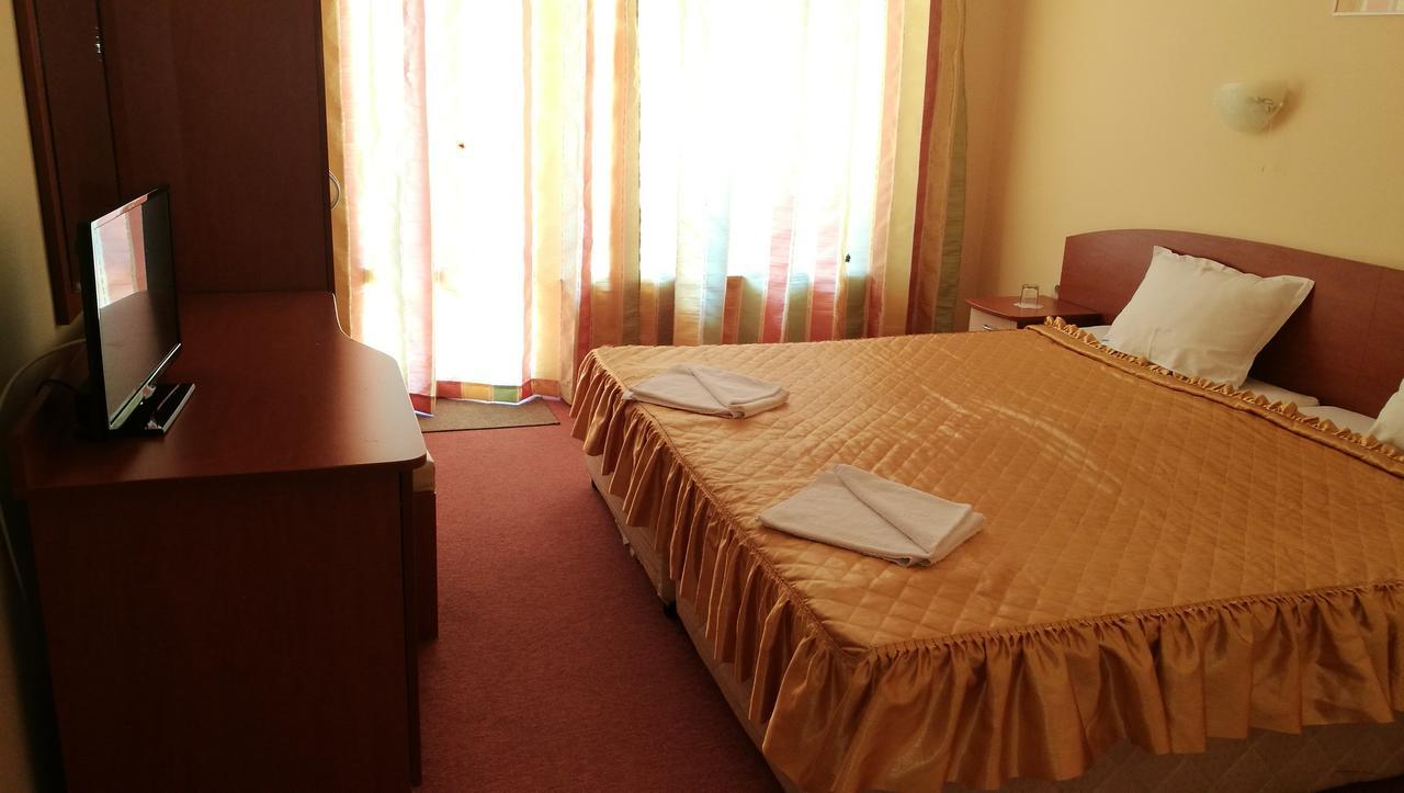 Family Hotel Mimosa Tsarevo Bagian luar foto