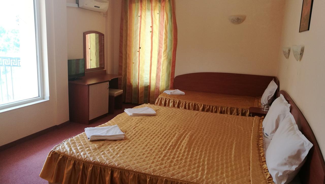 Family Hotel Mimosa Tsarevo Bagian luar foto
