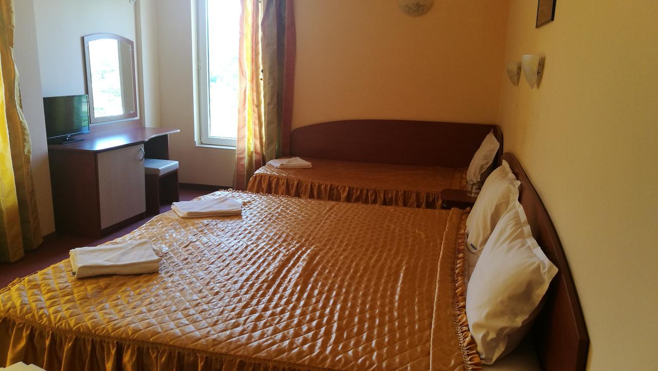 Family Hotel Mimosa Tsarevo Bagian luar foto